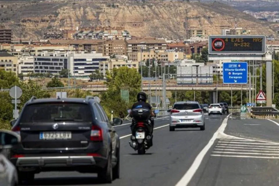 Carretera de España - carros en movimiento Foto: EFE