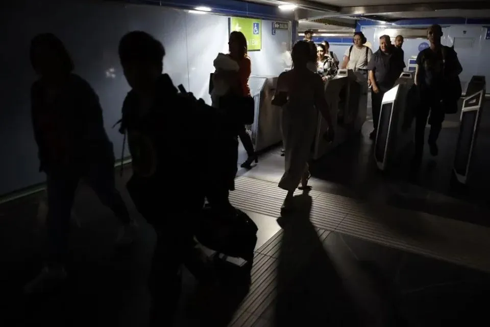 Usuarios del Metro de Madrid tras registrarse un apagón a nivel peninsular|Foto: EFE/Mariscal Apagón eléctrico en España: Red Eléctrica calcula recuperar el sistema entre 6 y 10 horas
