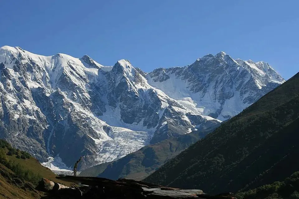 El monte Shkhara es el punto más alto de Georgia|Foto: El Mundo/travelgeorgia.ru Muere una alpinista de Tarragona al ser arrastrada por un alud en Georgia 