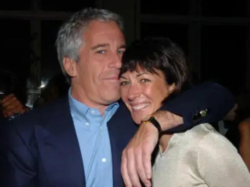 ghislaine-maxwell-declaracion-virtual-clemencia-trump-caso-epstein|Foto: Getty Images Ghislaine Maxwell propone exculpar a Donald Trump de cualquier vínculo con el caso Epstein si recibe clemencia presidencial. Detalles de su polémica declaración