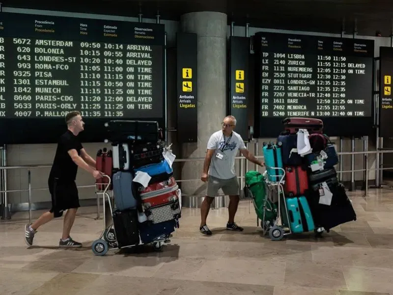 Bruselas abre expediente a España por impedir tarifas de equipaje de mano en aerolíneas|Foto: EFE/Biel Aliño La Comisión Europea acusa a España de vulnerar la normativa de la UE al impedir tarifas por equipaje de mano. El conflicto afecta a cinco aerolíneas