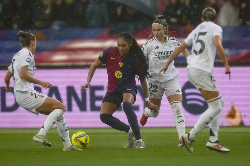Partido de Liga Femenina disputado en el Estadi Olímpic Lluís Companys | Foto: EFE/Enric Fontcuberta  Real Madrid derrotó al Barcelona (1-3) en el partido correspondiente a la jornada 23 de Liga F y en el primer Clásico, de 19, en que las blancas consiguieron una victoria