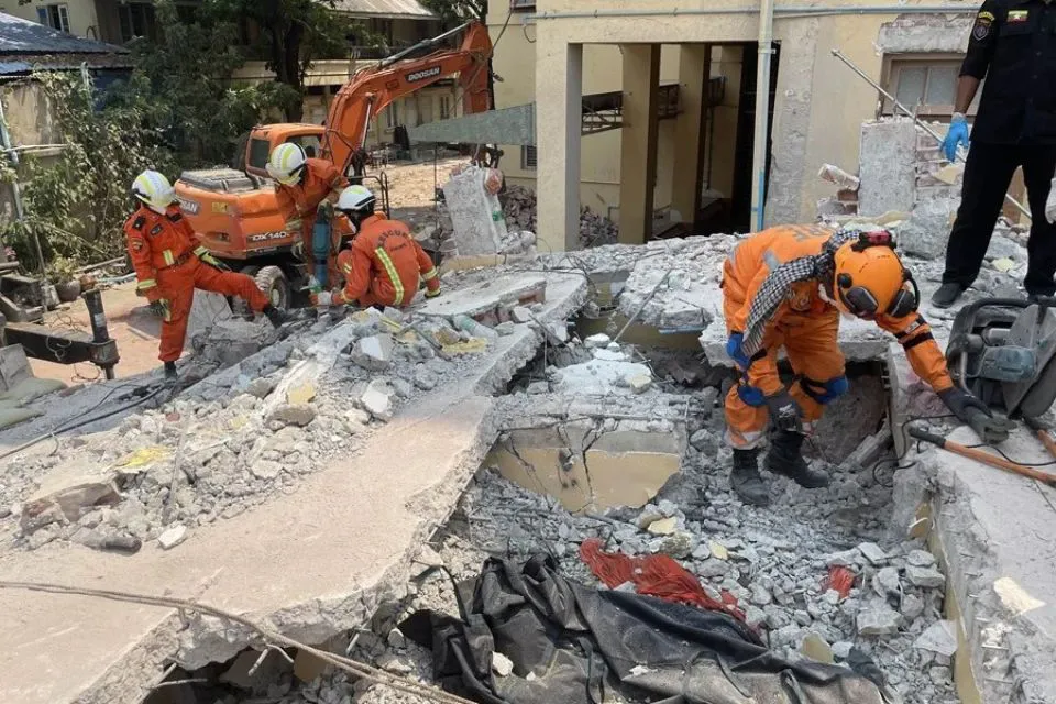Rescatistas buscan víctimas entre los escombros en Mandalay, Birmania|Foto: EFE/EPA/Nyein Chan Naing Continúa la búsqueda de supervivientes en Birmania y Tailandia tras el terremoto

