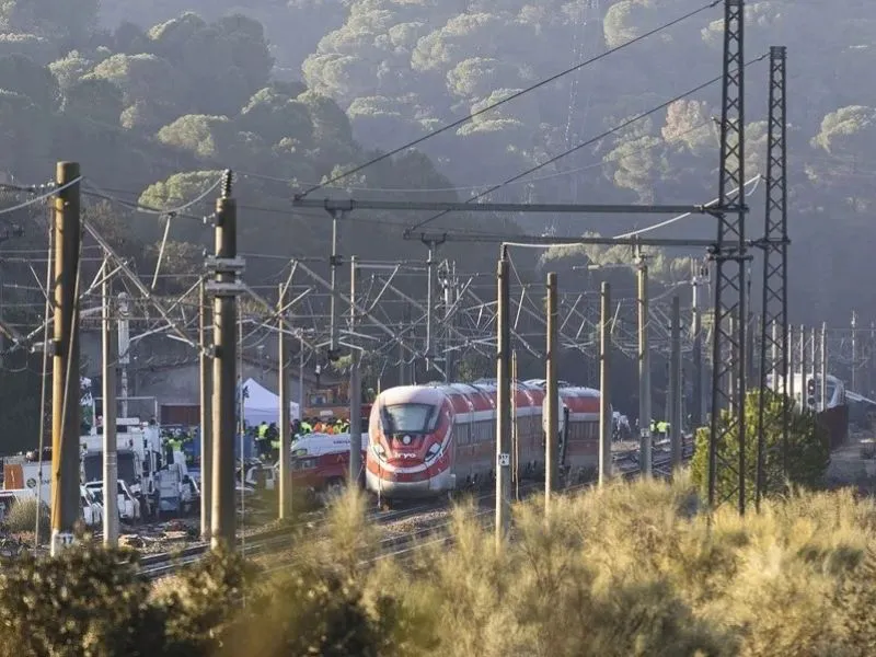 operativos-de-rescate-y-vias-danadas-en-el-accidente-de-tren-en-adamuz-cordoba|Foto: EFE/Jorge Zapata La Fiscalía de Córdoba inicia una compleja investigación ante los hechos ocurridos en la tragedia de Adamuz. Por su parte el sindicato Semáforo convocó a una huelga general exigiendo seguridad ferroviaria
