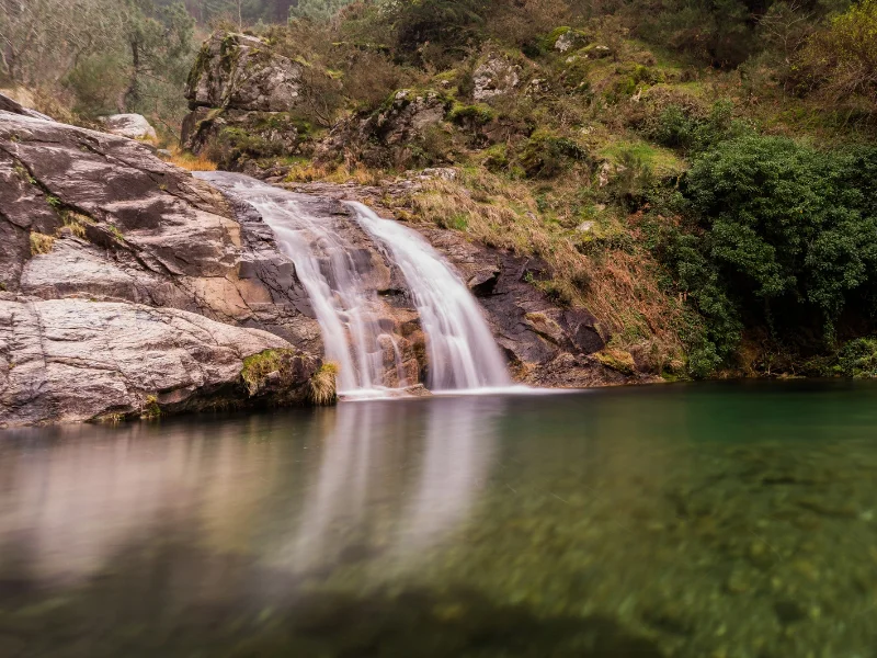 Cascadas y piscinas naturales de las Pozas de Mougás en un entorno de bosque en Oia, Pontevedra