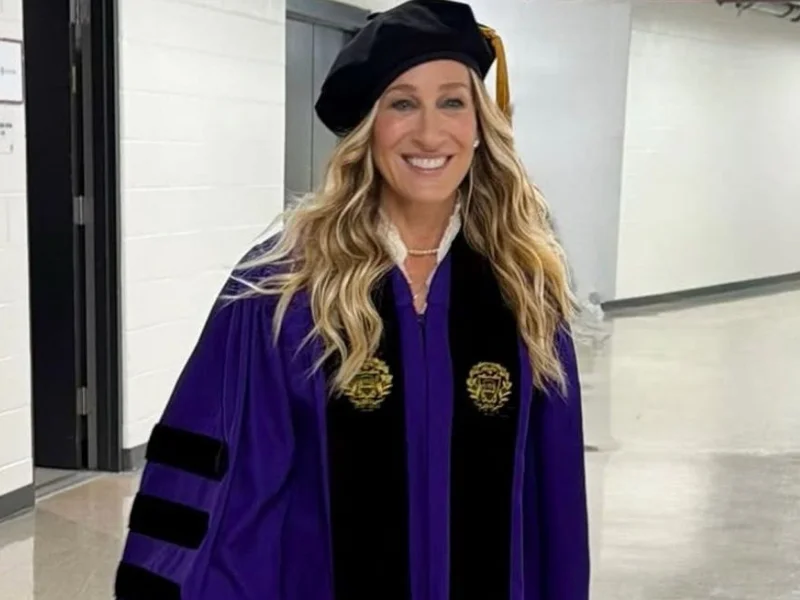 sarah-jessica-parker-con-toga-universitaria-y-vestido-blanco-en-chicago|Foto: @sarahjessicaparker