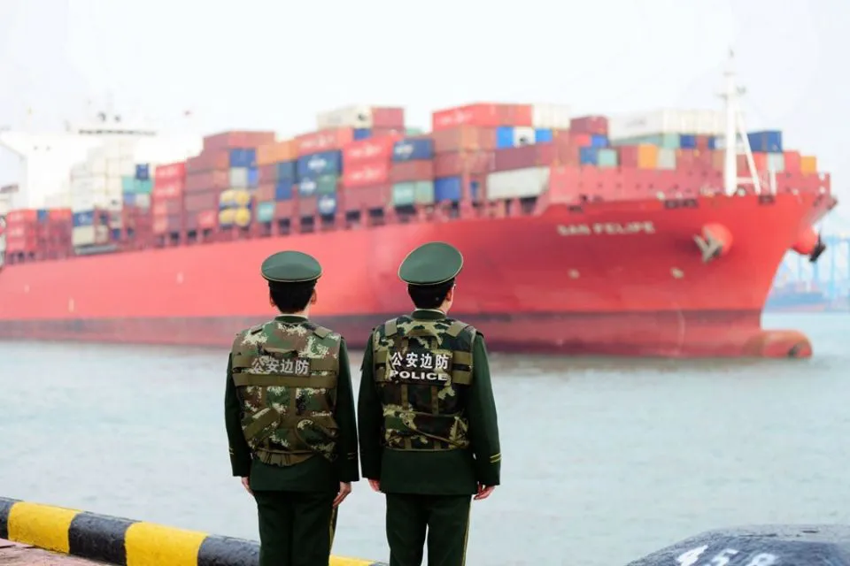 Dos guardias fronterizos en un puerto en Qingdao en China|EFE Yu Fangping Aranceles de China a bienes de EEUU empeora la guerra comercial


