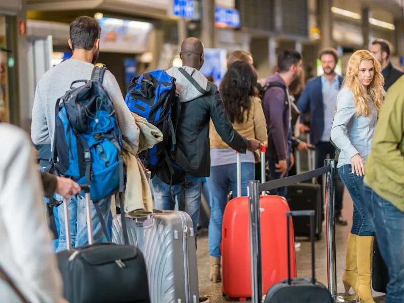 largas-filas-de-viajeros-extranjeros-en-el-control-de-pasaportes-de-un-aeropuerto