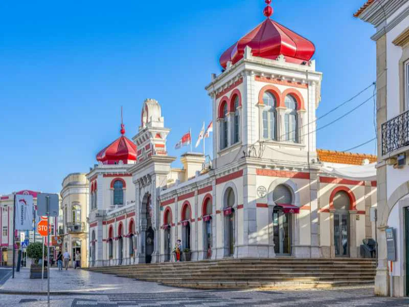 Fachada del mercado tradicional de Loulé con cúpulas rojas en el Algarve portugués