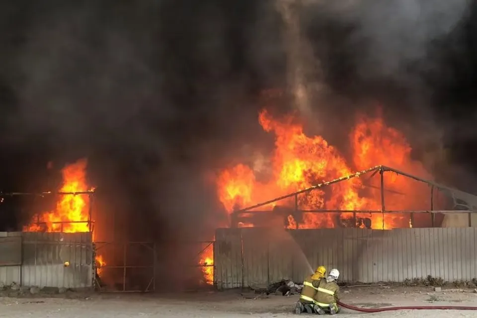 Incendio de edificio en Kuwait/ KUWAIT FIRE FORCE