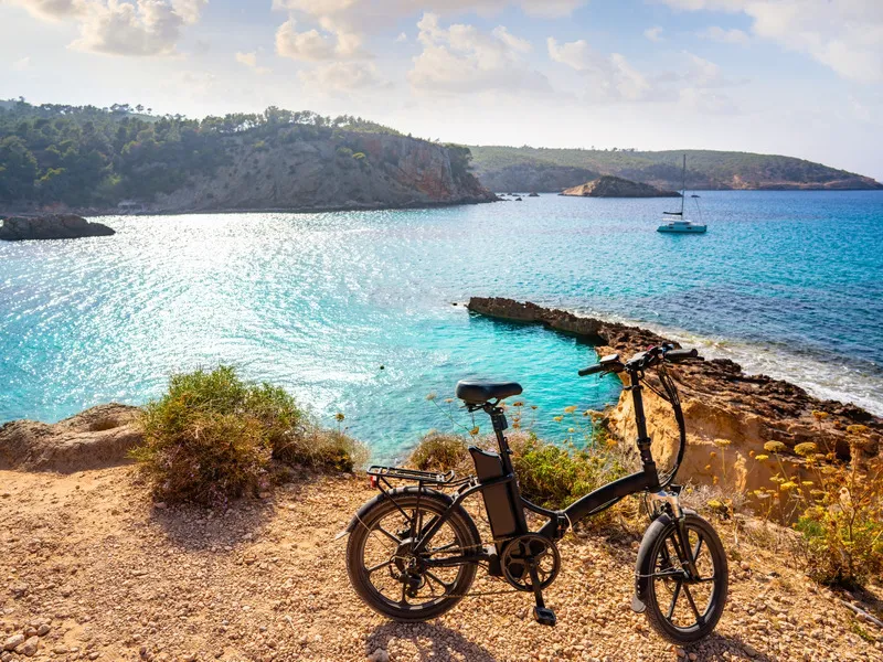 Senderismo en Baleares: rutas naturales, patrimonio y sostenibilidad Explora las rutas de senderismo más emblemáticas de Baleares: naturaleza, cultura y alojamientos sostenibles en Mallorca, Menorca, Ibiza y Formentera