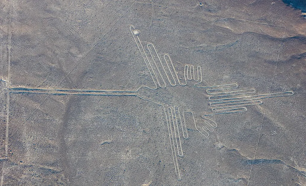 Lineas de Nazca, figura de colibrí| Foto: Diego Delso / Wikimedia Commons El Gobierno retrocede en decisión que recortaba en 40% la reserva arqueológica de las Líneas de Nazca, medida criticada por arqueólogos, ambientalistas y la UNESCO. Ministro de Cultura enfrenta cuestionamientos por posible favorecimiento a minería ilegal.