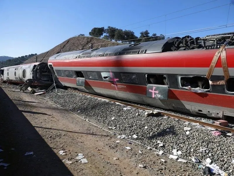 labores-rescate-vagon-alvia-talud-accidente-adamuz-cordoba|Foto: EFE/Jorge Zapata Aumenta a 41 el número de fallecidos en el accidente ferroviario de Adamuz, Córdoba. 39 heridos continúan hospitalizados mientras la investigación apunta a la vía
