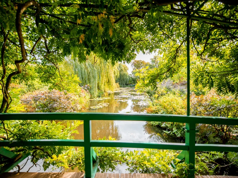 vista-del-puente-japones-y-el-estanque-de-nenufares-en-los-jardines-de-giverny