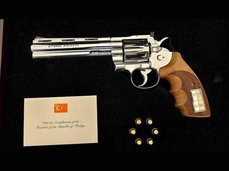 regalo-revolver-lideres-otan|Foto: Reuters 