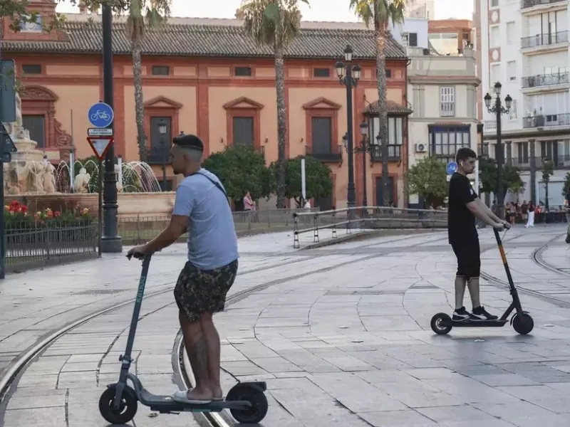 baliza-v16-obligatoria-espana-2026-registro-patinetes-electricos-dgt|Foto: Rocío Ruz/Europa Press España estrena en enero de 2026 nuevas normas de tráfico: baliza V‑16, registro de patinetes, seguro obligatorio y carril central para emergencias