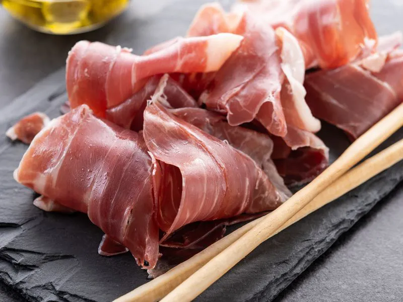Jamón ibérico: tradición y sabor en cada loncha El jamón ibérico no solo es tradición: es un motor económico que genera millones en exportaciones y atrae turismo gastronómico.