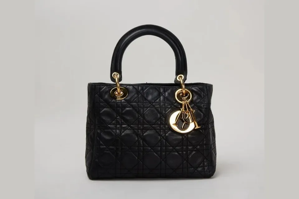 Un bolso de piel de cordero de la marca Dior que forma parte del armario de la princesa Diana de Gales|Foto: EFE/Julien' Subastan una colección de más de 200 icónicas piezas del armario de Lady Di
