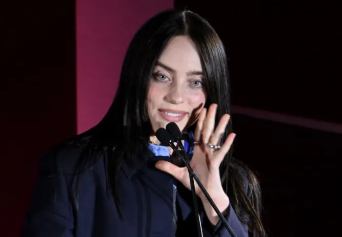 Billie Eilish criticó a los multimillonarios en el WSJ Magazine Innovator Awards 2025|Foto: Getty Imagen/ WSJ Magazine Billie Eilish, galardonada en los WSJ Magazine Innovator Awards 2025, envió un mensaje directo a figuras como Mark Zuckerberg, mientras se revela que donará 11,5 millones de dólares de su gira. Repasamos el impresionante patrimonio de la estrella pop.