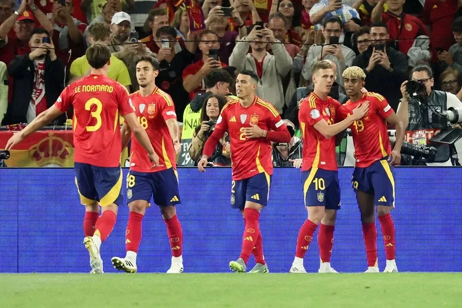 Jugadores de España, entre ellos, Lamine Yamal celebrando tras anotar el 5-1 ante Francia|Foto: EFE/Ronald Wittek España obtiene su pase a la final de la Liga de Naciones tras derrotar a Francia
