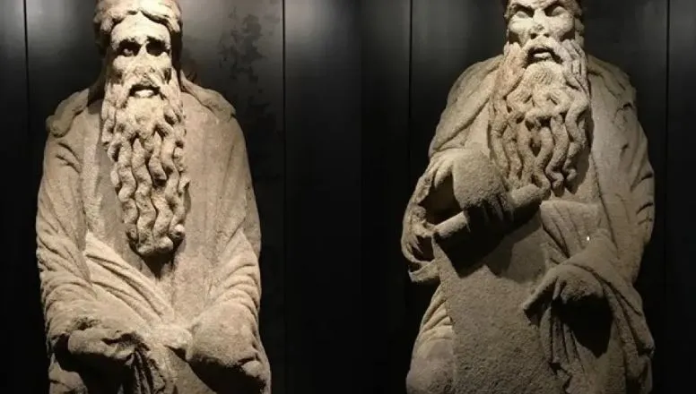 Estatuas de Isaac y Abraham, del Maestro Mateo, en Santiago de Compostela|Foto: Europa Press El Tribunal Supremo obliga a la familia Franco a devolver las estatuas de Abraham e Isaac del Pórtico de la Gloria a Santiago, tras confirmar que fueron sacadas del patrimonio municipal de forma irregular en los años 50.