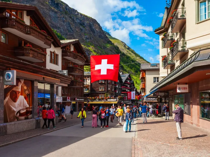 Suiza ofrece más de 200 empleos para profesionales que hablan italiano Suiza ofrece más de 200 empleos bien remunerados para quienes dominan italiano. Descubre sectores, salarios y requisitos para aplicar