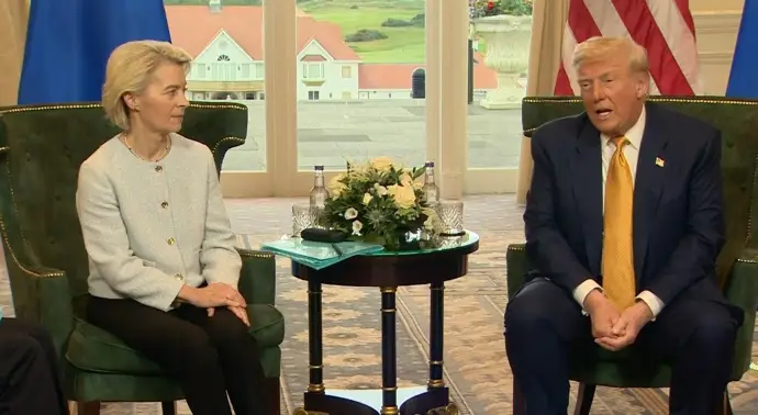 Acuerdo-comercial-EEUU-UE-aranceles-2025  Ursula von der Leyen y Donald Trump durante la firma del acuerdo comercial entre la Unión Europea y Estados Unidos que establece nuevos aranceles y compromisos económicos.