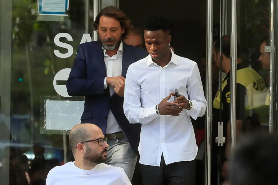 Vinicius Jr a su salida de los juzgados de Plaza de Castilla en Madrid. EFE/Fernando Alvarado
