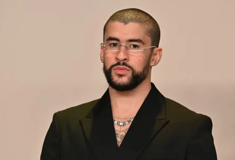 Bad Bunny en los Premios Oscar (2024)|Foto: AFP/Getty El cantante puertorriqueño Bad Bunny concluye una histórica residencia de 30 noches en su isla natal, expresando su preocupación por la seguridad de sus fanáticos ante las políticas migratorias de la administración Trump.

