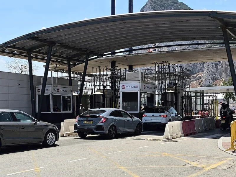 Control policial y de tráfico en el acceso fronterizo a Gibraltar|Foto: AS