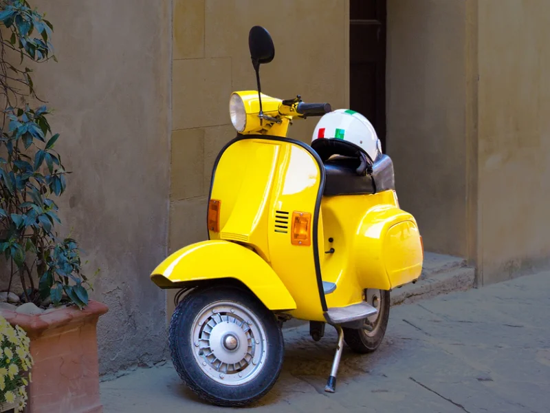 vespa-clasica-estacionada-en-una-calle-empedrada-europea