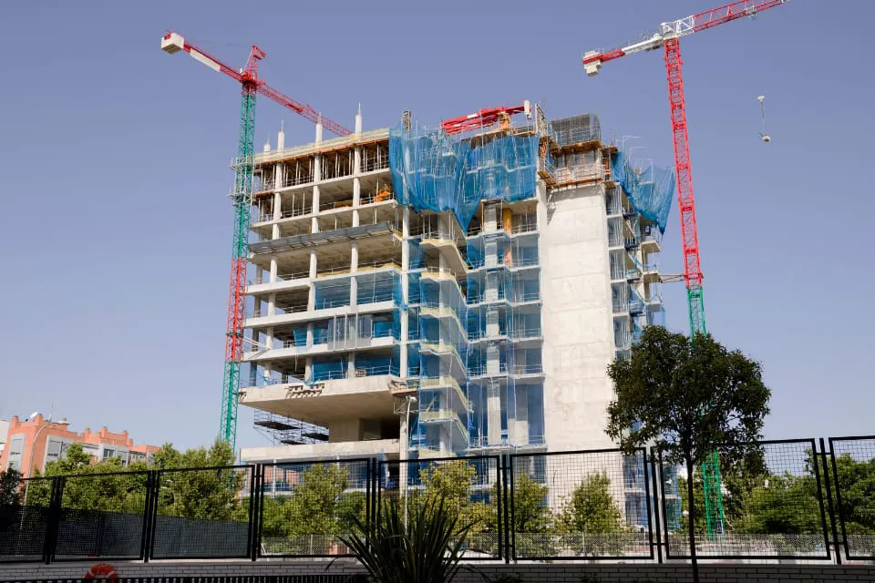 Edificio de viviendas en construcción
