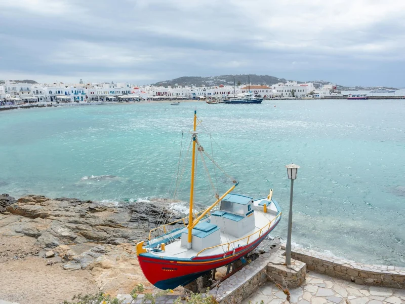 vistas-de-un-pueblo-marinero-espanol-con-barcos-pesqueros-y-casas-blancas
