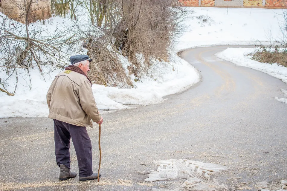 Pensión - pensiones - adulto mayor - caminata 