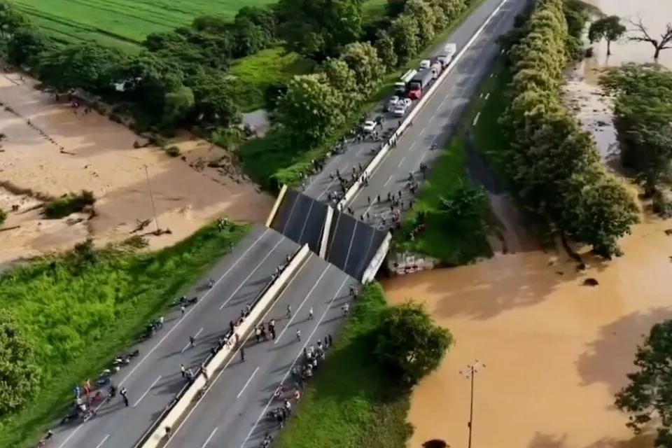 Un puente colapsó en Venezuela por las intensas lluvias|Foto: Infobae Colapsó un puente en Venezuela por las fuertes lluvias. Ocurrió en la principal autopista que conecta Caracas con el oeste del país