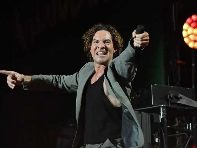David Bisbal durante una presentación musical en directo sobre el escenario|Foto: EFE 