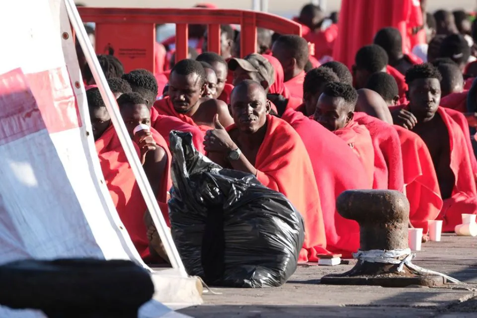 Personas llegan al puerto de Los Cristianos, en Tenerife. EFE/Alberto Valdés
