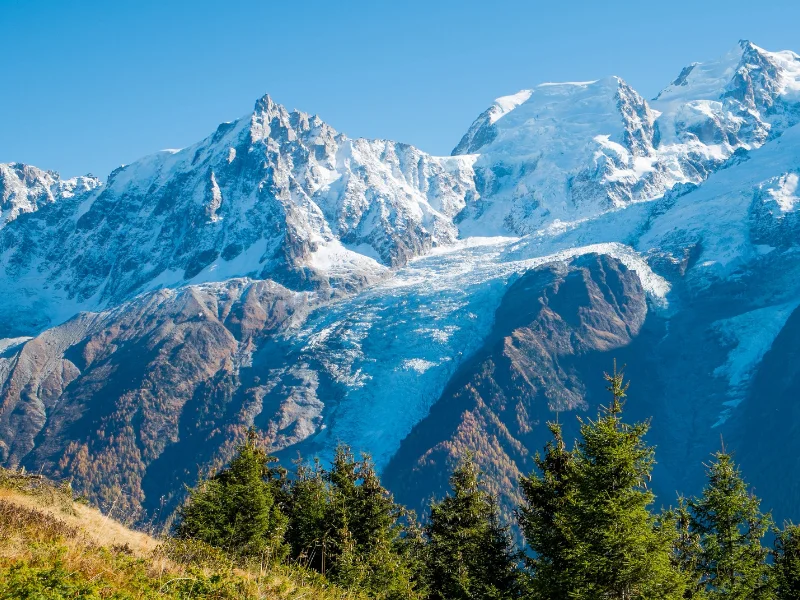 Panorámica del macizo del Mont Blanc nevado bajo el cielo azul en los Alpes