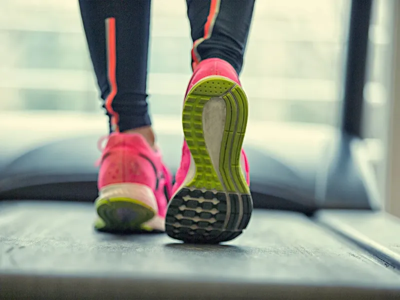 ¿Sabías que caminar hacia atrás puede fortalecer tus músculos?  Descubre cómo caminar hacia atrás mejora el equilibrio, activa músculos infrautilizados y ayuda a prevenir lesiones, según expertos en biomecánica