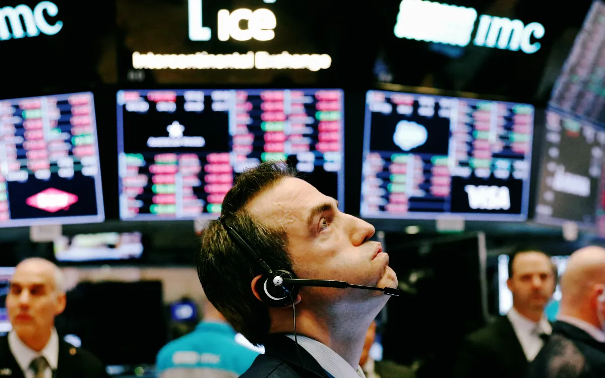 Wall Street cierra en roja tras imposición de aranceles| Foto: EFE  Wall Street cerró en rojo tras la imposición de aranceles del 25% a México y Canadá, y de un 10% adicional a China, por parte del gobierno de Donald Trump