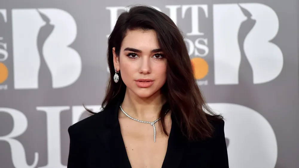 dua-lipa-dua-lipa-pevishcha-briunetka-karye-glaza-ukrashenii