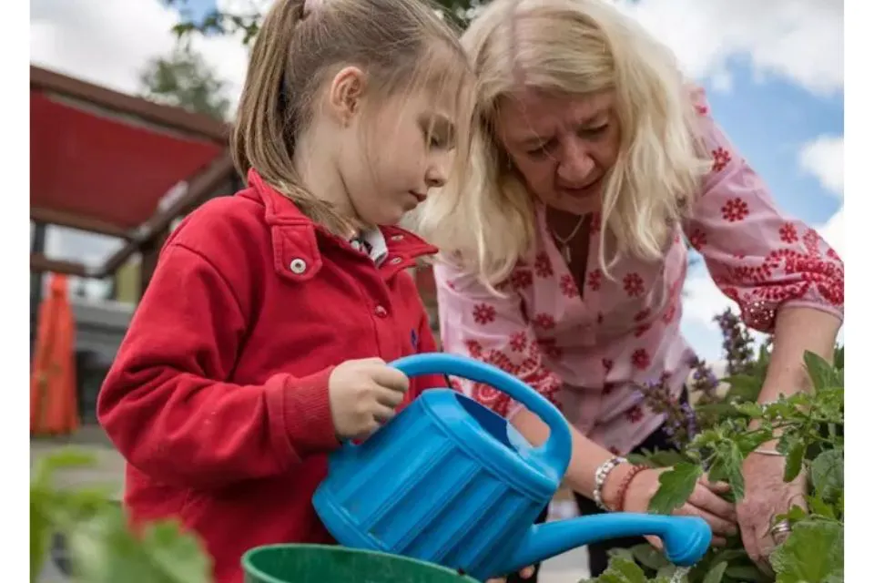 Niña aprendiendo jardinería- Europa Press/'Gardening Project'/British Council