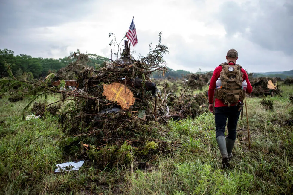 Voluntario busca víctimas de las inundaciones en el condado de Kerr, Texas, EEUU|Foto: France24/Reuters/Sergio Flores Más de 80 personas fallecidas tras inundaciones en Texas