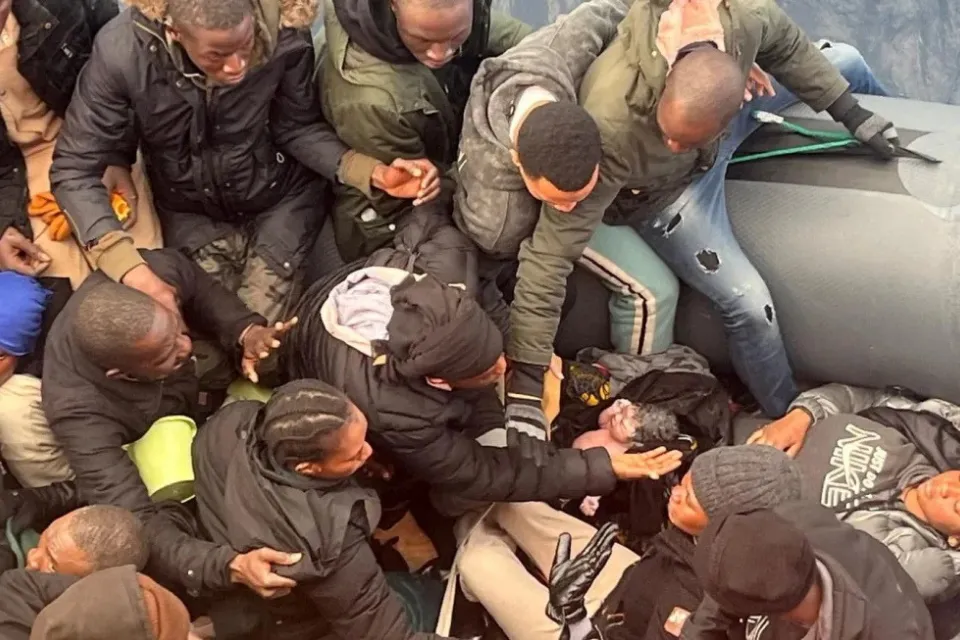 migrante -bebé recién nacida frente a la isla canaria de Lanzarote en España - CNN/Salvamento Marítimo/Reuters