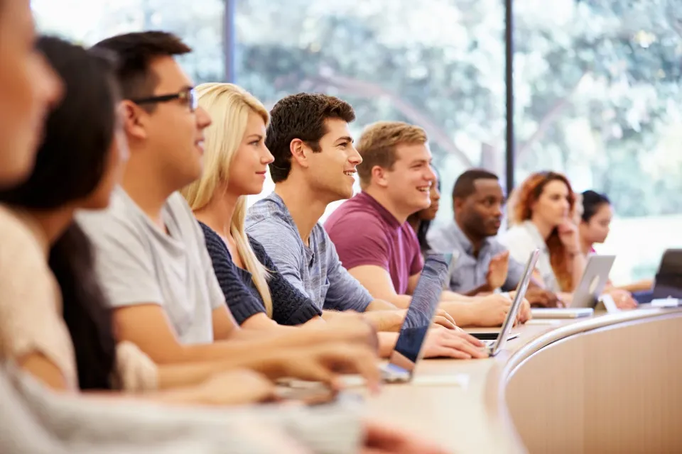 Estudio revela que el 90% de los universitarios usa la IA para estudiar Estudio revela que el 90% de los universitarios usa la IA para estudiar y sus profesores para crear contenido