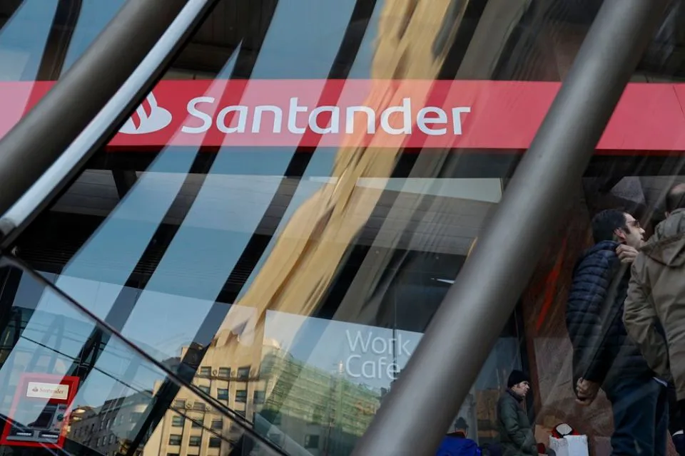 Logo del Santander en una sucursal. EFE/Luis Tejido