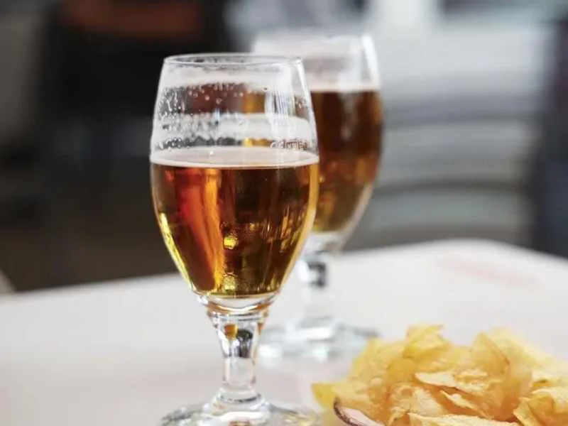 Bares de España limitan la caña de cerveza en favor de dobles y jarras|Foto: EFE 