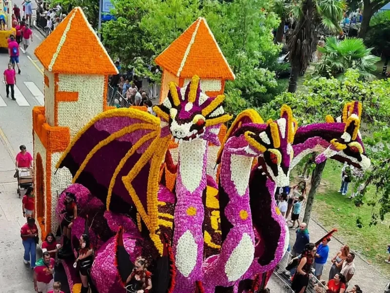 Carroza monumental decorada con miles de flores naturales durante el desfile|Foto: Batalla de las Flores