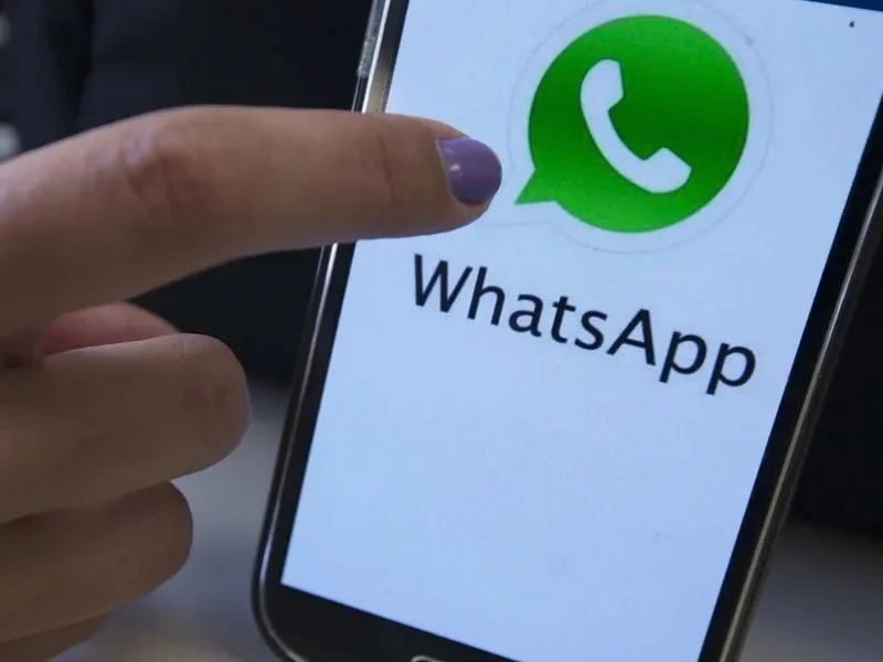 padre-configurando-controles-de-seguridad-en-telefono-movil-de-hijo-menor|Foto: EFE 