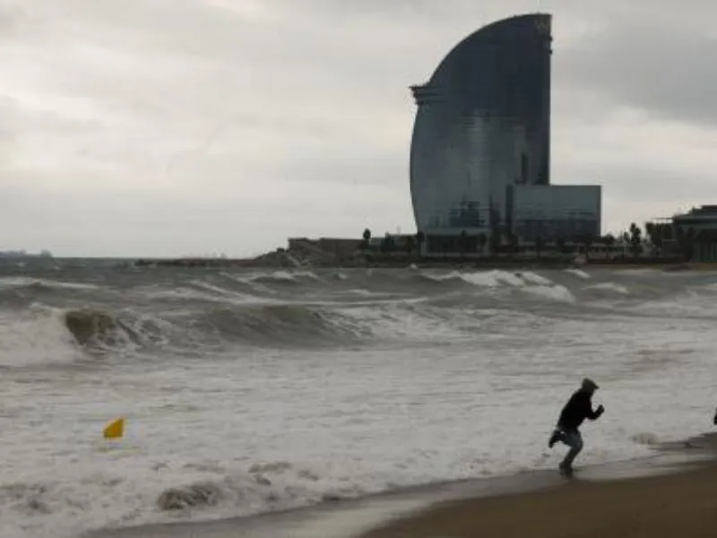 barcelona-temporal-viento-protecció-civil|Foto: Toni Albir/EFE Protecció Civil activa la alerta máxima y paraliza la actividad escolar y sanitaria en Cataluña ante ráfagas extremas. Recomendaciones y restricciones del Pla VENTCAT